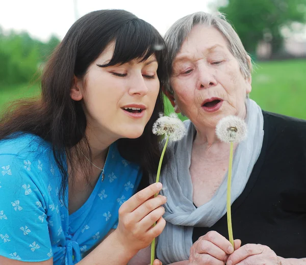 Lycklig mormor och dotterdotter — Stockfoto