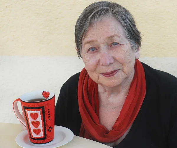 Çay bardağı ile üst düzey kadın — Stok fotoğraf