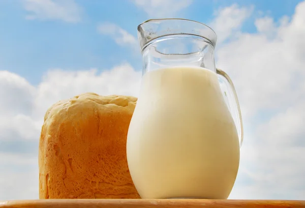 Kruik met melk, brood — Stockfoto