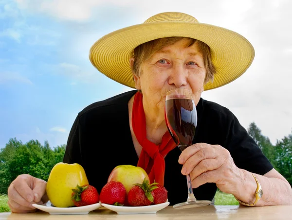 Happy senior kvinna utomhus — Stockfoto