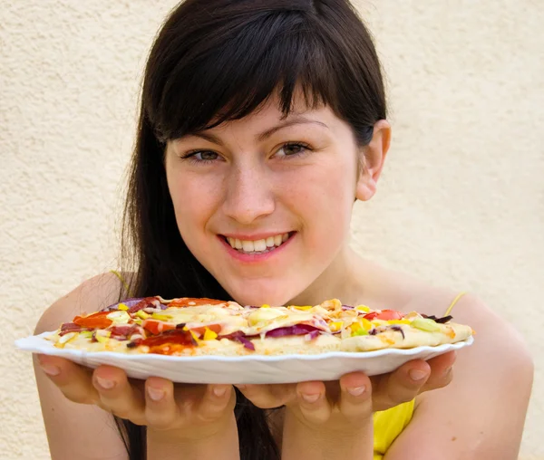 Mujer joven con pizza — Foto de Stock