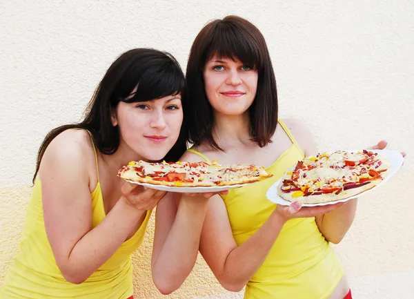 Dos mujeres jóvenes comiendo — Foto de Stock