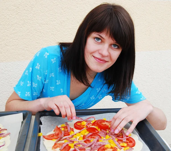 Jonge vrouw met pizza — Stockfoto