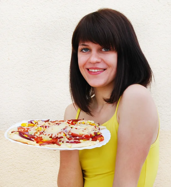 Jonge vrouw met pizza — Stockfoto