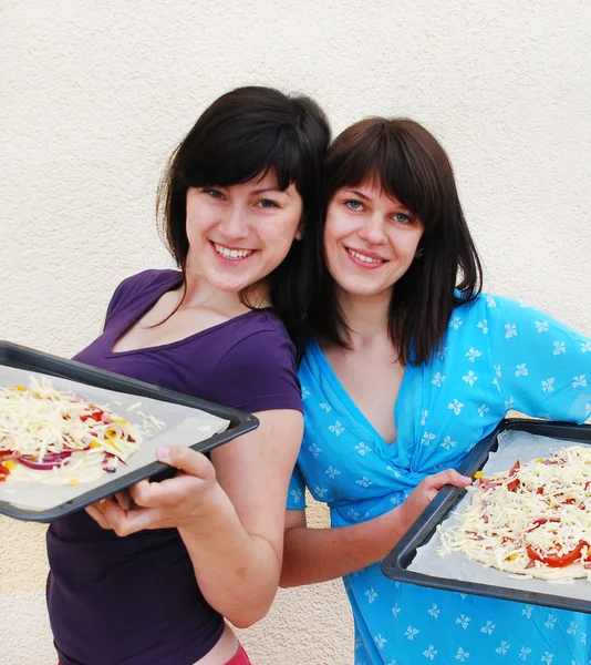 Two young women cooking — Stock Photo, Image