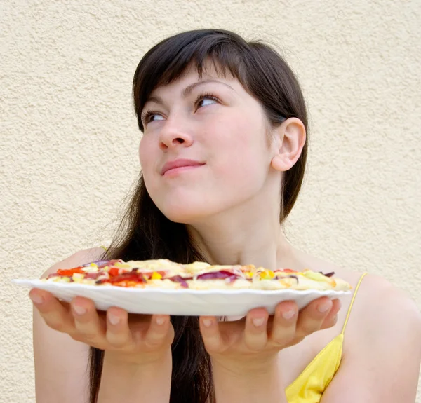 ピザを持つ若い女 — ストック写真