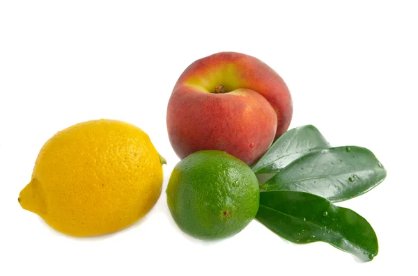 Лимон, лайм и персик — стоковое фото
