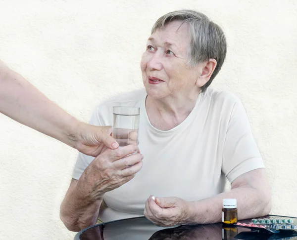 高齢者の女性を受け入れる錠 — ストック写真