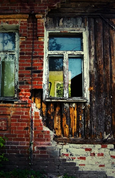 บ้านเก่าที่ถูกทิ้งร้าง — ภาพถ่ายสต็อก