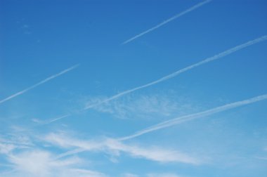 Mavi gökyüzüne karşı fantastik yumuşak beyaz bulutlar