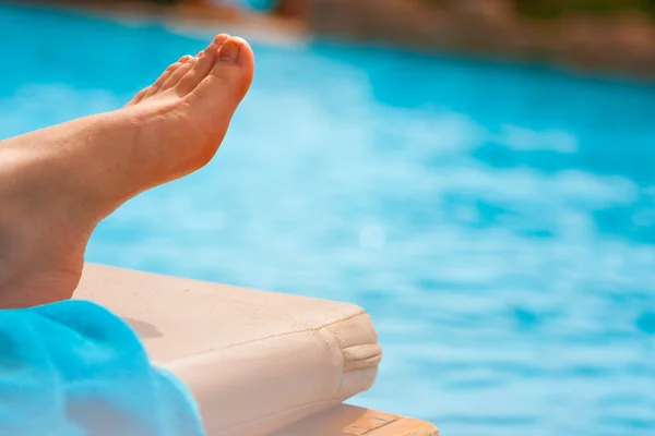 Foot by bright pool — Stock Photo, Image