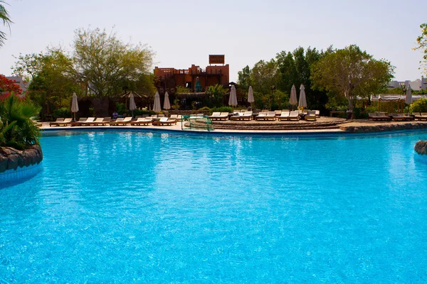 Resort con piscina y palmera Imagen De Stock