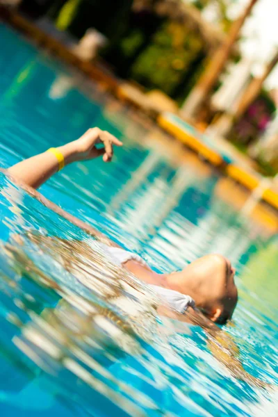 Mulher em um chapéu de piscina relaxante Fotografias De Stock Royalty-Free