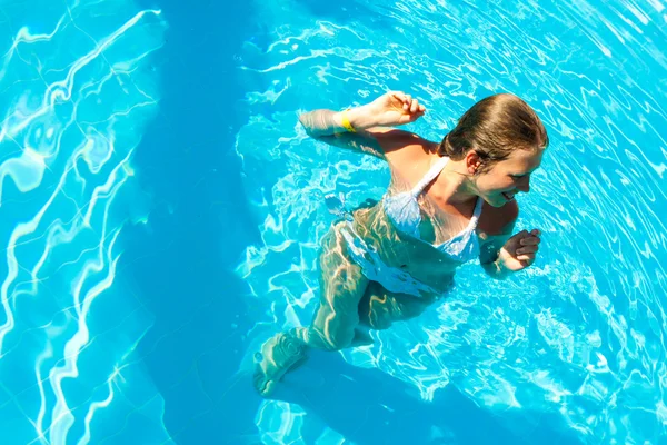 Vrouw in een zwembad hoed ontspannen Rechtenvrije Stockafbeeldingen