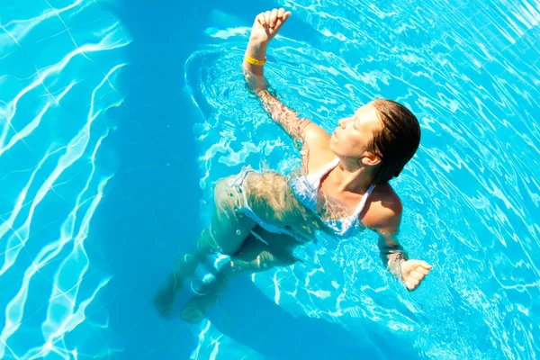 在一个游泳池的帽子轻松的女人 免版税图库照片