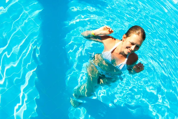 Vrouw in een zwembad hoed ontspannen Rechtenvrije Stockafbeeldingen