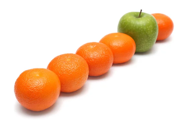 Diferentes conceitos com tangerinas e maçã — Fotografia de Stock