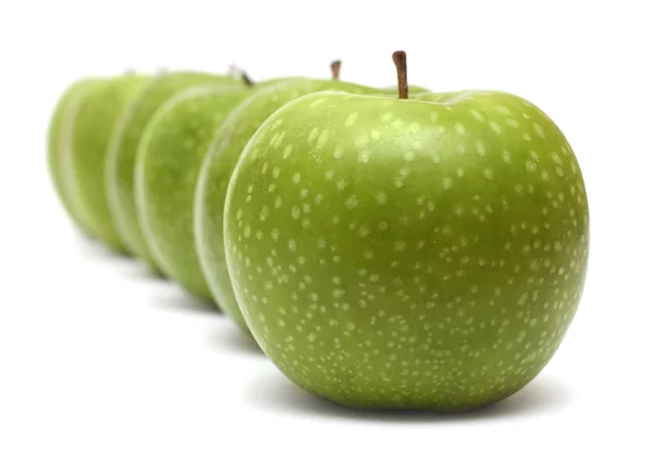 行の緑のりんご — ストック写真