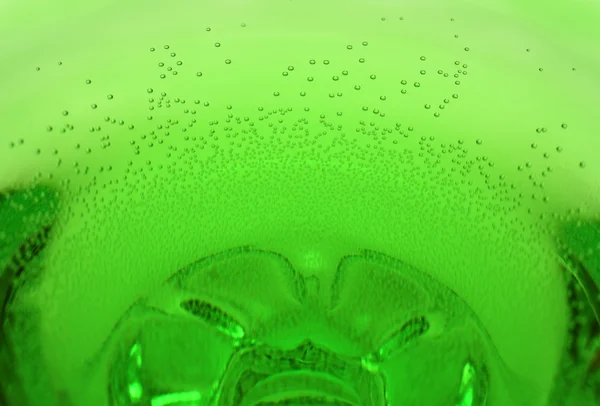 Agua gasificada verde en vidrio — Foto de Stock