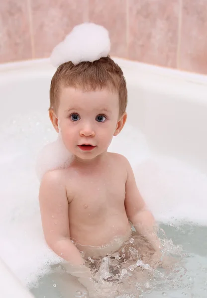 泡で赤ちゃんのお風呂 — ストック写真