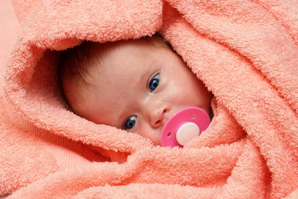Bebé recién nacido con chupete — Foto de Stock