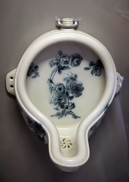 Urinal retro ornamentado — Fotografia de Stock