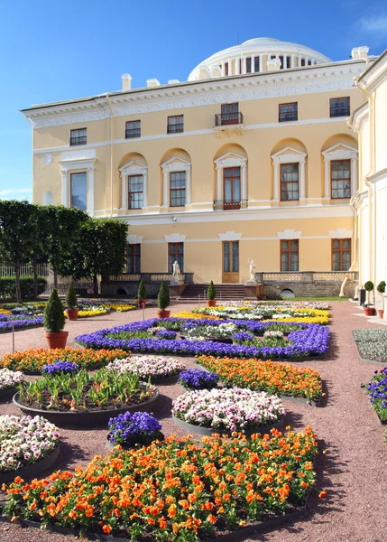Prohlédni na palác v parku pavlovsk — Stock fotografie
