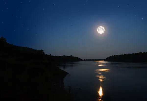 Ночной пейзаж с луной — стоковое фото