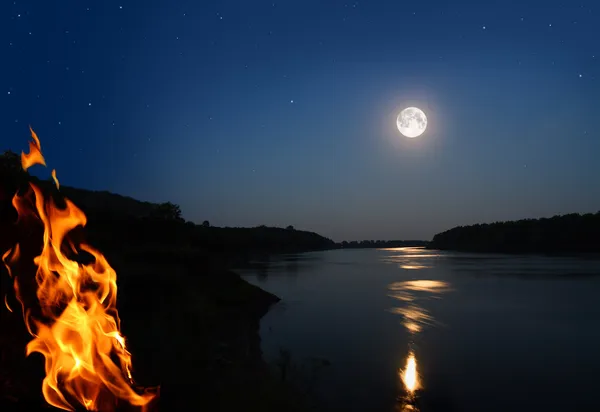 Noční krajina s ohněm — Stock fotografie
