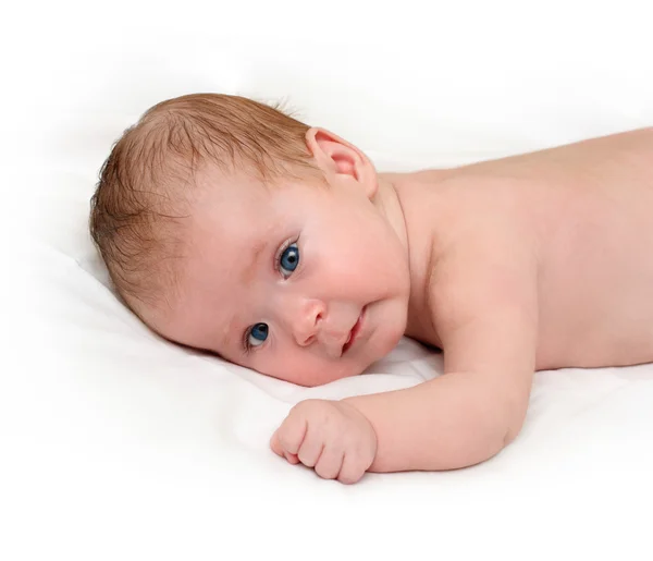 Baby krabbelt auf weißem Laken — Stockfoto