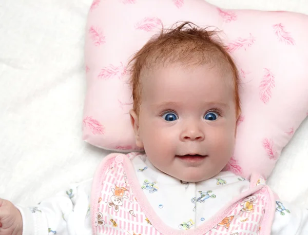 Улыбающаяся новорожденная девочка — стоковое фото