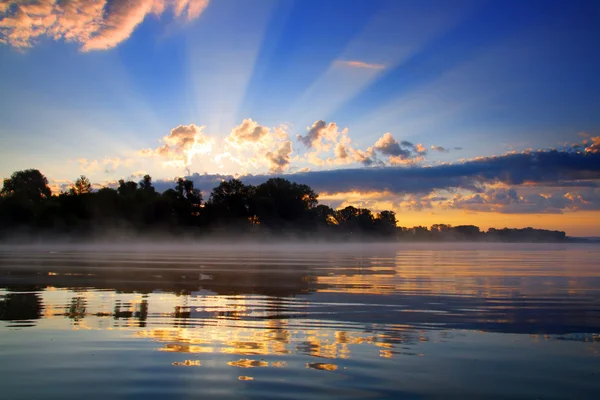 Sonnenaufgang und Reflexion im Fluss — Stockfoto