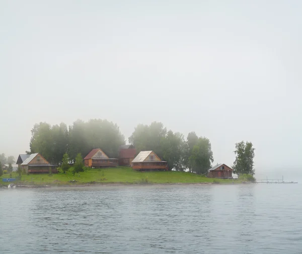 Озеро острів в туман — стокове фото