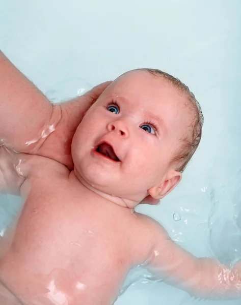 Happy baby koupel — Stock fotografie