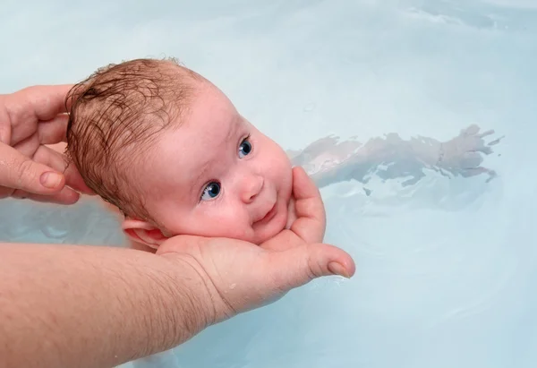 小さな赤ちゃんが水泳を学ぶ — ストック写真