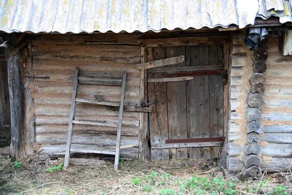 Старый заброшенный деревянный сарай — стоковое фото