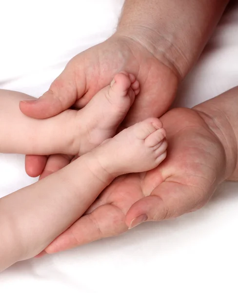 Foots del bambino sulle palme della madre — Foto Stock