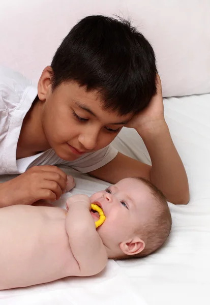 Asyalı bir çocuk ve beyaz bebek — Stok fotoğraf
