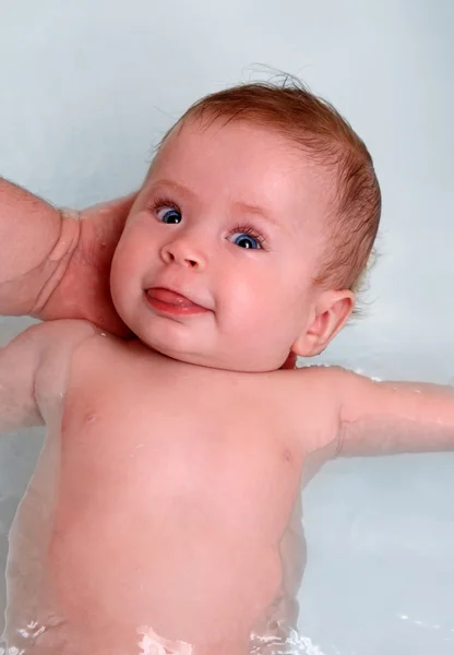 Bebé niña mostrando lengua — Foto de Stock