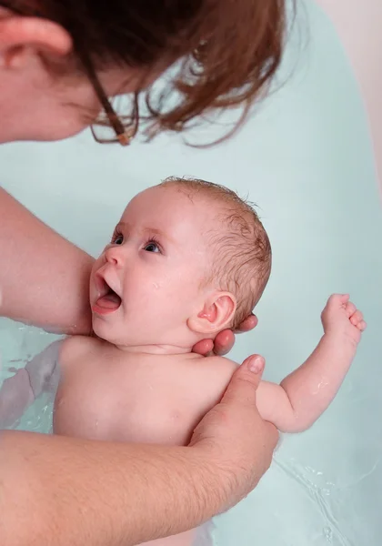 Feliz bebê menina banho por mãe — Fotografia de Stock