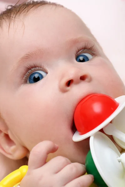 Bebé niña mordiendo sonajero — Foto de Stock