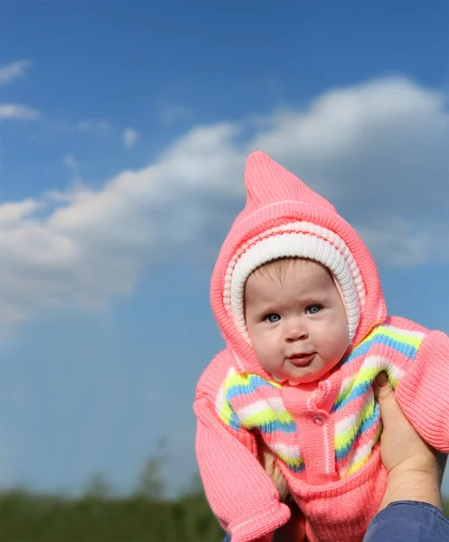 Baby mit rosa Kapuze — Stockfoto
