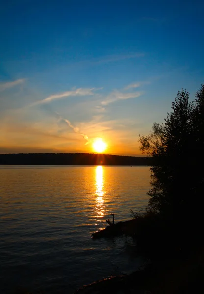 Danau lansekap dengan matahari terbenam — Stok Foto
