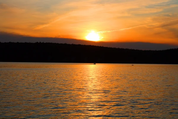 Coucher de soleil rouge sur le lac — Photo