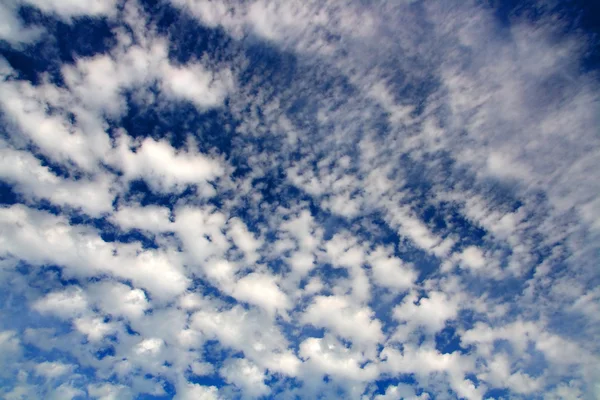 Blue sky with fleecy clouds — Stock Photo, Image