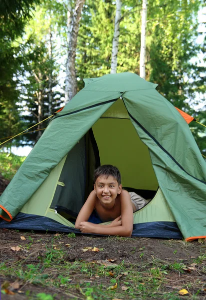 Menino feliz na barraca de acampamento — Fotografia de Stock