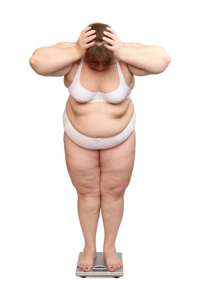Женщины с избыточным весом на весах — стоковое фото