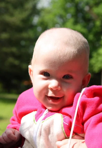 Feliz bebê sorridente ao ar livre — Fotografia de Stock
