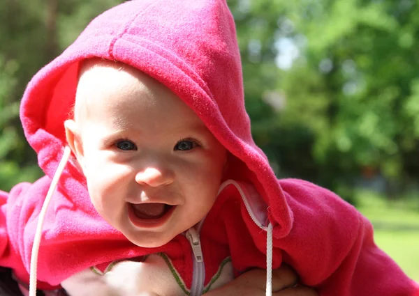 행복 하 게 웃는 아기 야외 — 스톡 사진
