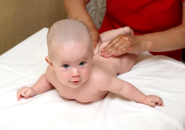 Bellezza piccolo bambino massaggio — Foto Stock